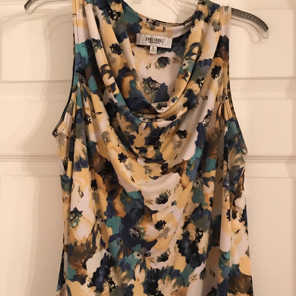 Scoop neck top